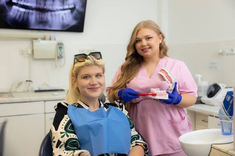 Inštruktáž ústnej hygieny na modeli chrupu v ambulancii