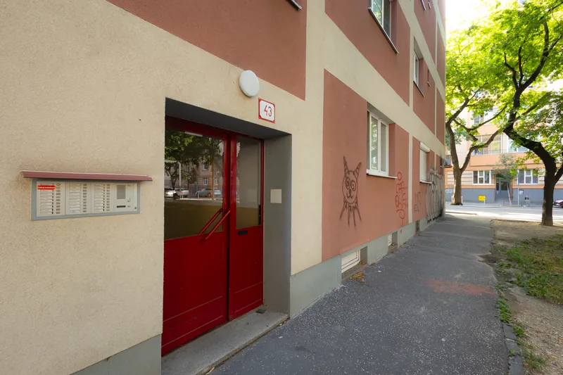Vchod do zubnej ambulancie Doctor Brusov — červené dvere, Šancová 43, Bratislava